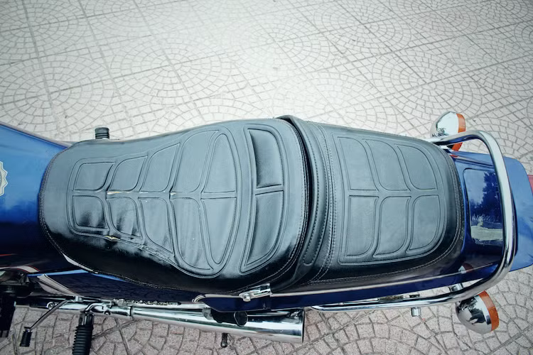 Bộ yên của chiếc xe có thiết kế 2 tầng, với vị trí yên của người lái thấp hơn. Dù còn nguyên bản, nhưng yên của chiếc CB650LC này đã không thể tránh được những tác động của thời gian và bị sờn, rách ở nhiều vị trí.