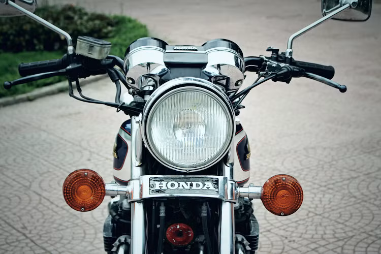 Dựa trên cơ sở phiên bản CB650 Custom, CB650LC cũng có kiểu dáng mang phong cách cruiser. Giống những mẫu xe môtô truyền thống khác cùng thời, phiên bản này sở hữu phần đầu cổ điển với đèn pha chóa tròn lớn ở phía trước và cặp đèn xi-nhan nằm đối xứng 2 bên, với logo chữ Honda nằm chính giữa.