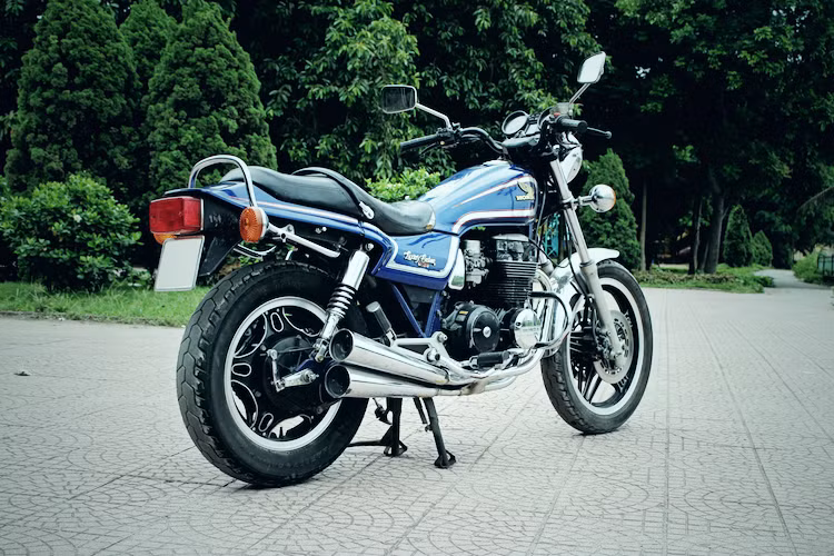 Tại thị trường Việt Nam, CB650LC lại càng trở thành "hàng hiếm", đặc biệt với những chiếc xe có nguồn gốc hợp pháp và sang tên đổi chủ dễ dàng. Chiếc CB650LC trong bài viết thuộc dạng hàng hiếm do trong tình trạng nguyên bản, dù nó không còn mới như "đập thùng" sau 35 năm được sử dụng liên tục nhưng mức giá của nó cũng khoảng 150 triệu đồng.