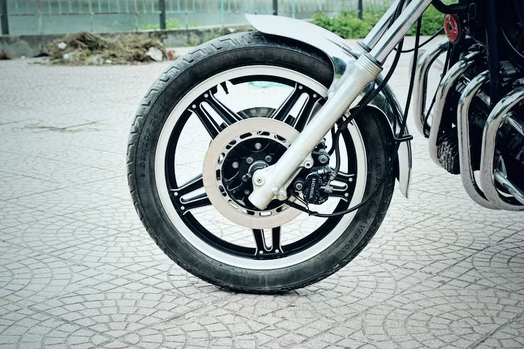 So với những chiếc xe môtô Honda CB650 thường khác, CB650 Custom nói chung và CB650LC đã được nâng cấp phuộc trước Showa với khoảng hành trình dài hơn, tăng độ êm ái khi đi trên đường. Ngoài ra, chiếc xe còn có hệ thống phanh đĩa được nâng cấp lên đĩa kép an toàn hơn, đường kính đĩa 10,8 inch và heo 2 piston mỗi bên.