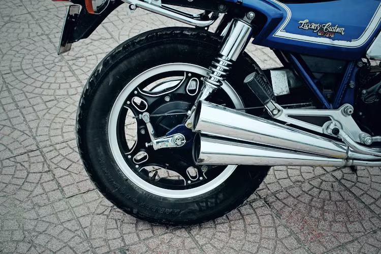 Ở phía sau, CB650LC có cặp phuộc nhún lò xo kép được bảo vệ một phần bởi lớp vỏ mạ chrome. Bánh sau của xe có mâm đường kính 16 inch, trong khi bánh trước sở hữu đường kính 19 inch - cấu hình bánh của nhiều mẫu cruiser. Khí thải từ động cơ được dẫn ra phía sau thông qua hệ thống xả 4-2-4, với cặp pô kép đặt đối xứng mỗi bên.