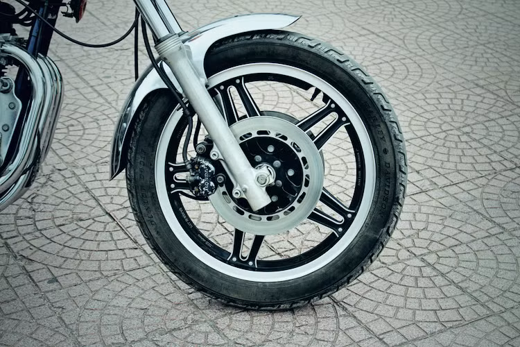 Giống như nhiều dòng xe khác vào cuối thập niên 70 tới giữa thập niên 80 của Thế kỷ 20, CB650SC cũng được trang bị bộ mâm hợp kim hình sao 5 cánh ghép từ 3 mảnh với tên gọi ComStar. Theo Honda, thiết kế mâm này cho phép sử dụng lốp không săm nhưng vẫn có độ đàn hồi gần tương đương với bánh căm thông thường.