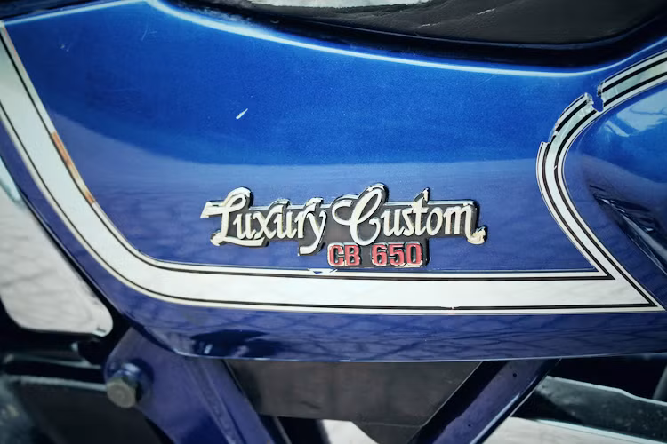 Phiên bản CB650LC nổi bật với màu sơn xanh cobalt đặc biệt, cùng với bộ tem dán với các đường viền chạy theo các đường nét thân xe mạ chrome. Những logo nổi cánh chim Honda trên bình xăng và tên xe nằm ở tấm ốp 2 bên thân cũng khiến cho phiên bản này trông cao cấp và sang trọng hơn, đúng như tên gọi của nó.