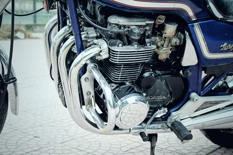 Với hộp số 5 cấp, chiếc xe có thể đạt tốc độ tối đa 182 km/h. So với các dòng môtô 750 cc cùng thời, CB650LC có hiệu năng tương đương do dựa trên cơ sở bộ khung của chiếc CB550 nhỏ hơn, khiến nó chỉ có trọng lượng ướt 217 kg. Dòng CB650 cũng là những chiếc xe Honda cuối cùng với động cơ 4 xi-lanh thẳng hàng SOHC làm mát bằng không khí.