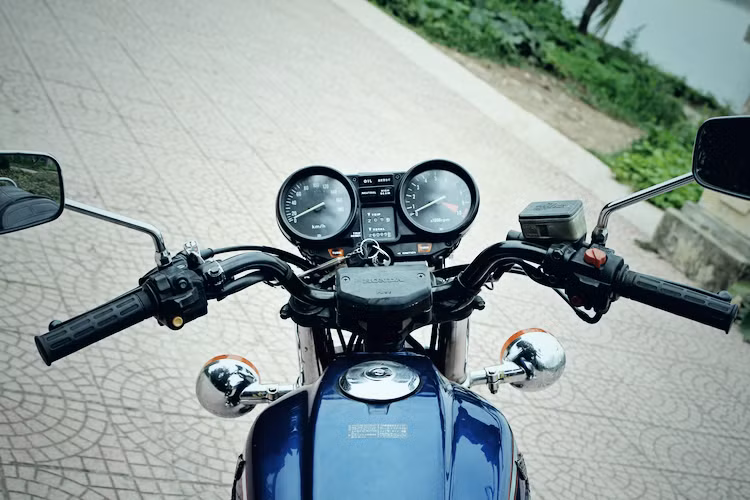 Khác biệt thứ 2 của CB650LC và SB650 Custom so với CB650 thường đó là tay lái dạng cruiser kéo dài ra phía sau với tên gọi wheelbarrow. Nằm phía trên tay lái là cặp gương chiếu hậu đã được thiết kế lại để hạn chế tối đa độ rung. Những cải tiến này biến CB650LC trở thành một chiếc xe cruiser thoải mái hơn.