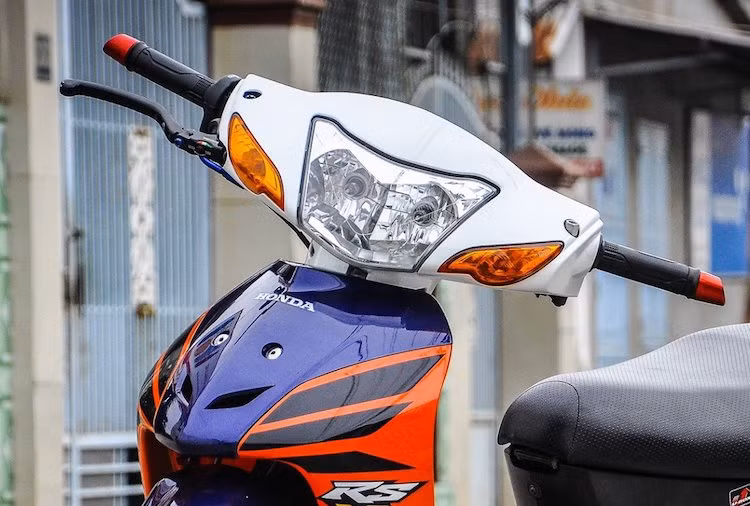 Trên phần đầu xe, chóa đèn pha nguyên bản của Wave RS Việt đã được thay bằng chóa với bóng kép được lấy từ chiếc Wave tại thị trường Thái Lan. Hai bên tay lái của xe có cặp gù xéo Rizoma cùng với cùm phanh Brembo RCS 18 và cùm ga cuốn Domino.