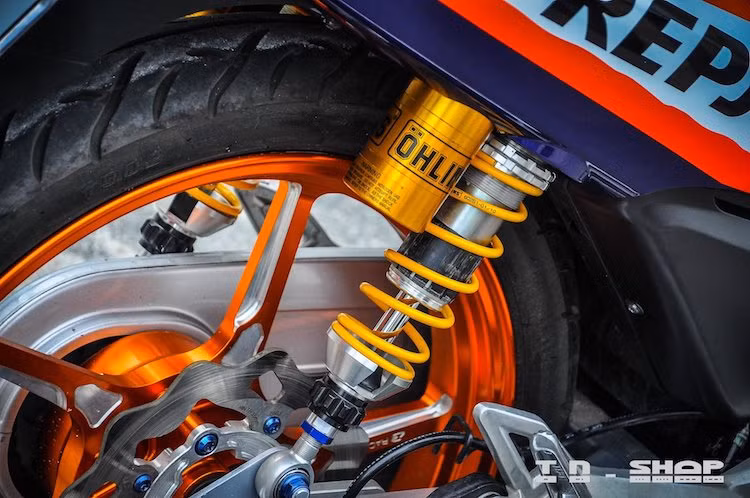 Nhờ có bộ lốp tốt và cặp phuộc Ohlins "hàng hiệu", độ ổn định của chiếc xe đã được gia tăng. Giống nhiều bản độ kiểng khác tại Việt Nam, chủ xe cũng đã thay gác chân sau nguyên bản bằng cặp gác "giò gà" lấy từ Honda Wave Nice.