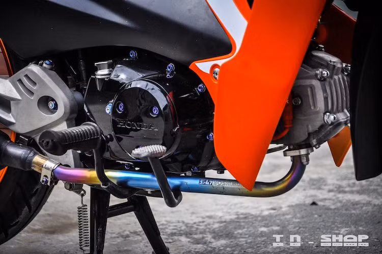 Động cơ nguyên bản của chiếc Wave RS đã được nâng dung tích lên 124 cc nhờ vào việc sử dụng nòng xi-lanh, nắp quy-lát cùng các phụ tùng từ Honda Future 125. Kết hợp với động cơ là cổ pô titan của Yoshimura. Chưa dừng lại ở đó, những con ốc sử dụng để bắt bưởng máy cũng là ốc titan Proti với màu xanh bắt mắt.