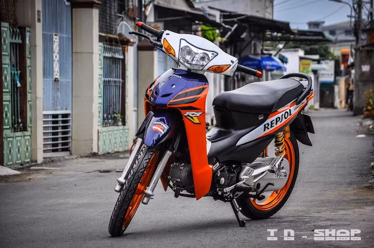 Vốn là dòng xe số phổ thông, tuy nhiên mẫu xe máy Honda Wave cũng đã từng được Honda Việt Nam tạo ra các phiên bản với màu sắc và tem đặc biệt khác nhau. Trong đó, ghi đậm dấu ấn nhất đối với dân chơi xe là những đời Honda Wave Repsol, sở hữu bộ tem với thiết kế tương tự như mẫu xe đua của đội Honda Repsol trong giải đua MotoGP.