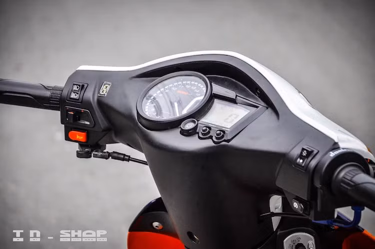 Ở phía sau đèn pha, khu vực bảng đồng hồ của chiếc xe đã được độ lại triệt để khi chủ xe vứt bỏ hoàn toàn cụm đồng hồ nguyên bản của Wave RS, sau đó thay bằng đồng hồ Koso RX2 và chế mủ vỏ vừa khít với đồng hồ. Ngoài ra, bên trái tay lái còn được bổ sung thêm một đồng hồ báo số nhỏ gọn.