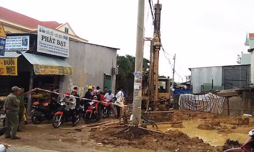 Mot cong nhan tu vong vi dien giat khi khoan coc duoi mua