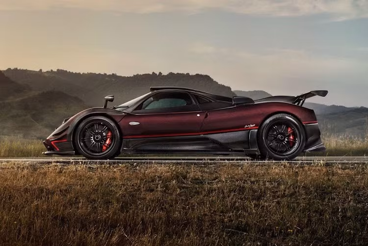 So với Zonda Fantasma, phiên bản Fantasma Evo có thân xe bằng sợi carbon màu đỏ hoàn toàn mới, nắp ca-pô có thêm khe gió và phần đuôi thiết kế lại với cánh đuôi cực lớn.