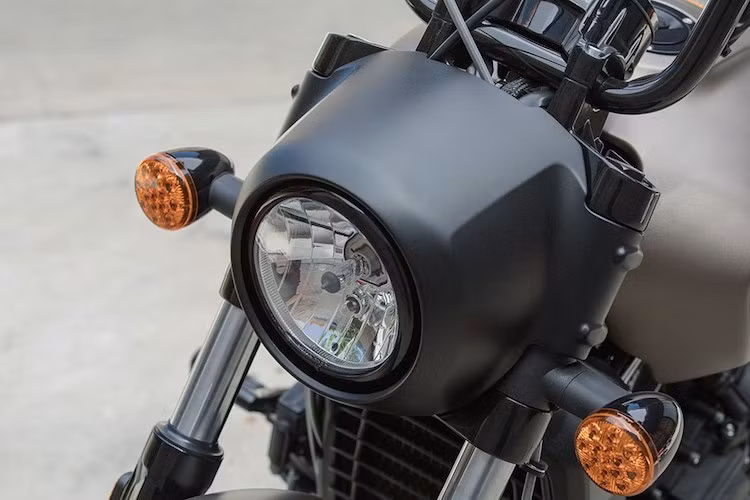 Ở phía trước, Scout Bobber vẫn tiếp tục sử dụng cụm đèn xi-nhan và đèn pha từ chiếc Scout. Tuy nhiên để khiến dáng xe trở nên "ngầu" hơn, đèn pha của xe đã được sơn đen bóng và nằm bên trong bộ ốp với thiết kế to bản ôm bên ngoài chóa pha xe.