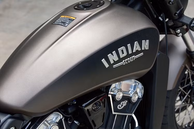 Những chiếc Indian thường có khá nhiều chi tiết mạ chrome nhưng trên Scout Bobber, gần như tất cả các chi tiết của xe đều được sơn màu đen mờ cực "ngầu". Xe sẽ được bán với 4 màu sắc là đen mờ, bạc, xám và đỏ - khá tương đồng với bảng màu đang được Harley-Davidson và Triumph áp dụng cho Forty-Eight và Bonneville Bobber.
