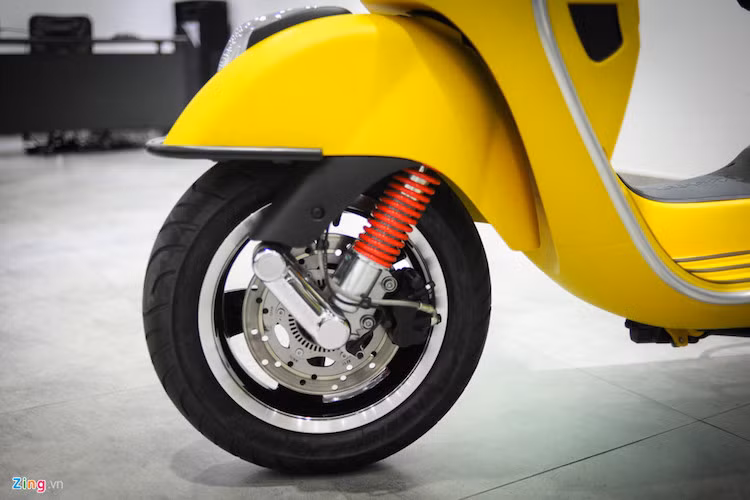 Vespa GTS 2017 được trang bị phanh đĩa đường kính 220 mm, tích hợp chống bó cứng phanh ABS trên cả 2 bánh. Đây là nâng cấp đáng giá so với phiên bản ra mắt năm 2013. Trong điều kiện thử nghiệm thực tế, hệ thống phanh này an toàn hơn rất nhiều, dù phanh gấp ở tốc độ đến 60 km/h bằng phanh trước hay cả 2 phanh.