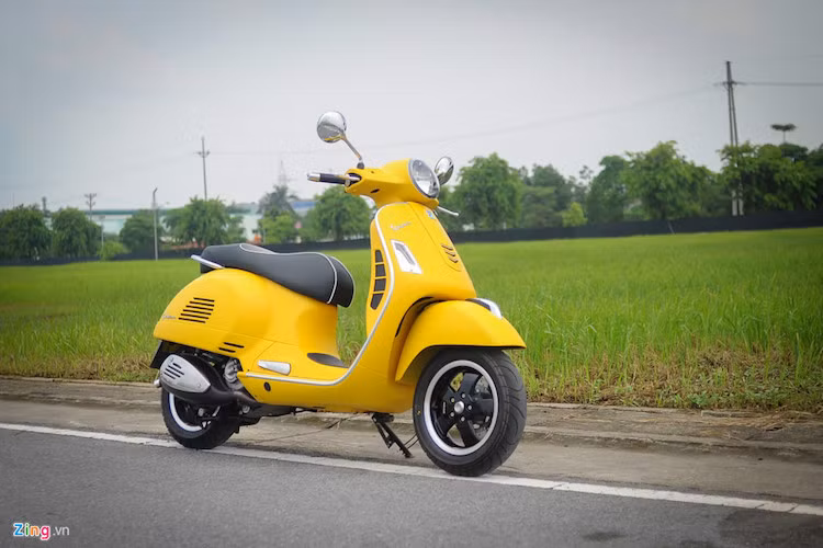 Trên phiên bản GTS 300 ABS, Piaggio còn trang bị thêm hệ thống kiểm soát lực kéo ASR. Hệ thống này sẽ can thiệp vào phun xăng của động cơ khi cần và mô-men xoắn của xe khi phát hiện tốc độ bánh sau cao hơn bánh trước, để tránh hiện tượng trơn trượt và mất kiểm soát xe.