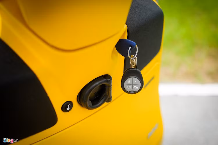 Vespa GTS 2017 ddược hãng xe máy Piaggio trang bị bộ điều khiển từ xa giúp mở yên xe và tìm xe trong bãi đỗ. Vespa GTS 125 có 4 màu đen, đỏ mờ, trắng và xanh lá. Trong khi đó Vespa GTS 300 có các màu trắng, xanh lá, xám và vàng.