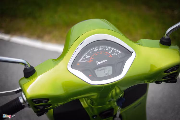 Cụm đồng hồ được thiết lại hoàn toàn so với phiên bản cũ. Dường như Piaggio muốn đồng bộ thiết kế đồng hồ của dòng xe Vespa khi thiết kế này khá giống trên Primavera và Sprint.