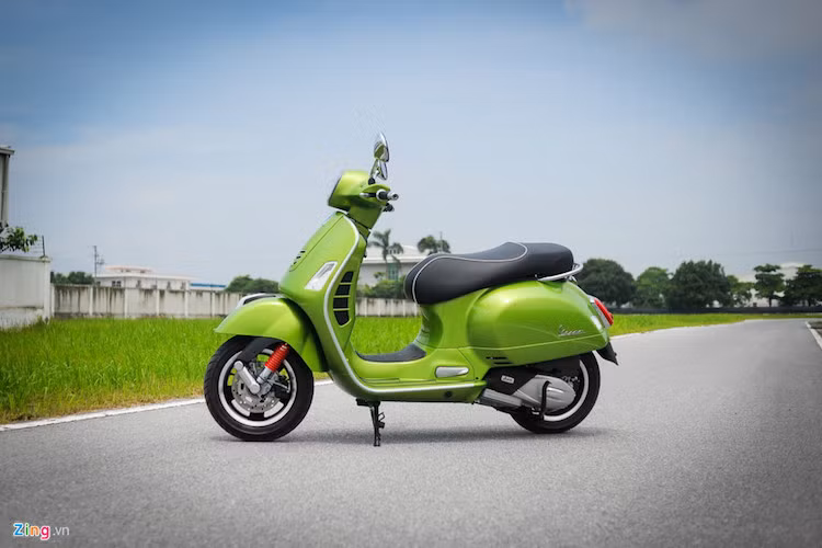 Tuy nhiên, chỉ Vespa GTS 125 ABS và Vespa GTS 300 được bán tại Việt Nam. Trong khi đó, phiên bản GTS 150 sẽ dành cho một số thị trường khác. Vespa GTS 125 ABS là bản nâng cấp cho dòng xe này kể từ khi bán ra thị trường năm 2013.
