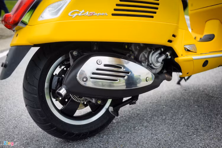 Trong khi đó, Vespa GTS 300 sử dụng động cơ Quasar 300 cc, làm mát bằng nước, công suất tối đa 15,6 kW tại 7.750 vòng/phút và mô-men xoắn cực đại 22 Nm tại 5.000 vòng/phút.