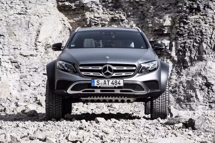 Mang tên gọi Mercedes E-Class All-Terrain 4x4², mẫu xe ý tưởng mới là "đứa con tinh thần" của Jurgen Eberle - một kỹ sư tại Mercedes khi ông mua một chiếc E-Class All-Terrain. Mặc dù mang tên gọi "mọi địa hình" (All Terrain), tuy nhiên chiếc E-Class All-Terrain nguyên bản vẫn khó có thể vượt qua những địa hình hiểm trở do gầm thấp hơn những mẫu xe offroad.