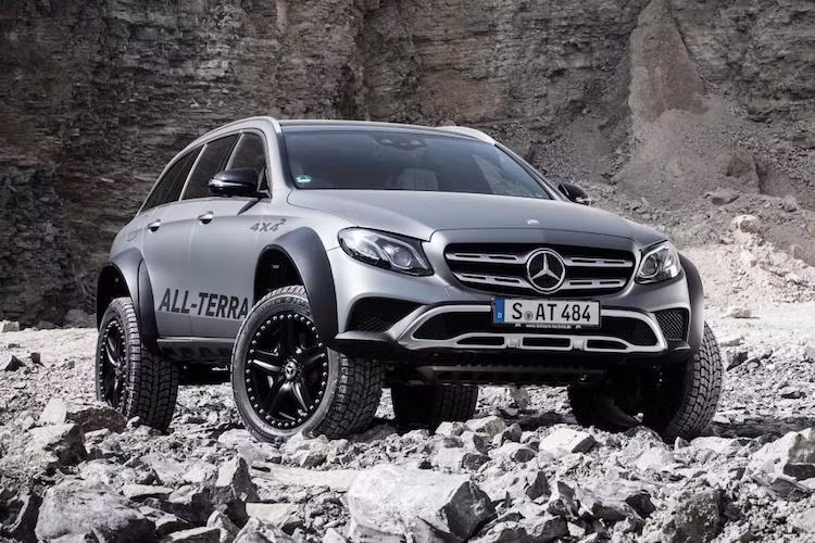 Mercedes đã không còn quá xa lạ với những mẫu SUV cực "điên rồ" như G63 AMG 6x5, G500 4x4² hay Maybach G650 Landaulet. Vừa qua, hãng lại vừa ra mắt một mẫu xe địa hình "khủng" mới; tuy nhiên khác với những lần trước, mẫu xe này không được dựa trên dòng SUV chuyên dụng G-Class. Thay vào đó, mẫu xe này được tạo ra từ phiên bản gầm cao All-Terrain của dòng xe sang Mercedes E-Class.
