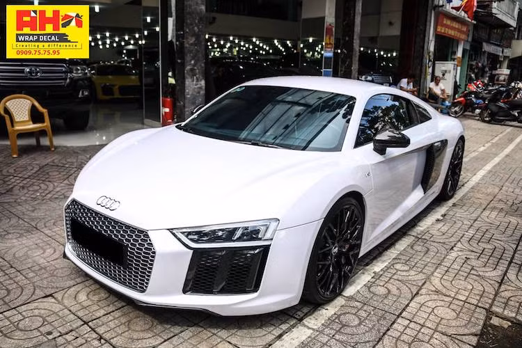 Sau khoảng 8 năm tồn tại, Audi đã chính thức công bố thế hệ siêu xe R8 mới nhất tại triển lãm Geneva 2015, thay cho thế hệ đầu tiên đã có từ 2007. Trong số các phiên bản của R8 hiện tại, siêu xe Audi R8 V10 Plus là bản cao cấp nhất, với hiệu năng vượt trội hơn so với bản thường dù vẫn sử dụng chung hệ động lực.