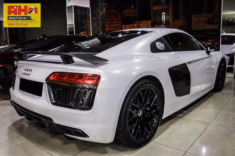 Ngôn ngữ thiết kế mới của Audi khiến R8 trở nên lạ lùng ở tiểu tiết, nhưng tổng thể vẫn thật dễ dàng nhận ra. Trên R8 thế hệ mới, tấm ốp bằng sợi carbon ở 2 bên thân xe đã được tách thành 2 phần, thay vì là một tấm lớn. Bên dưới ngoại hình quen thuộc, R8 được trang bị hệ khung không gian nổi tiếng (Audi Space Frame). Hệ khung mới được làm từ vật liệu siêu nhẹ khiến trọng lượng xe chỉ ở mức 1555 kg trên bản Plus.