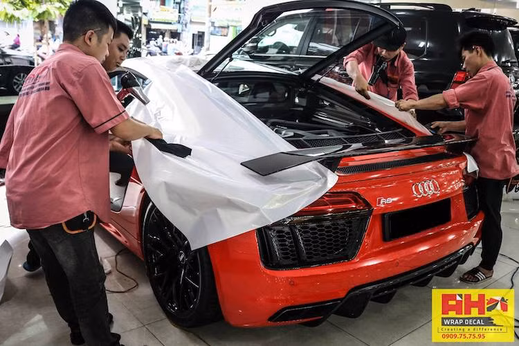Ngoài chiếc xe Audi R8 V10 Plus, tay chơi này còn sở hữu Mercedes-AMG GT S Edition One, Dodge Challenger Hellcat, Ferrari 488 GTB... Mới đây, chiếc xe đã được dán decal đổi từ màu đỏ sang màu trắng ngọc ánh kim "tinh khôi". Như vậy, cả 2 chiếc R8 V10 Plus đã lăn bánh tại Việt Nam đều đã được đổi màu.