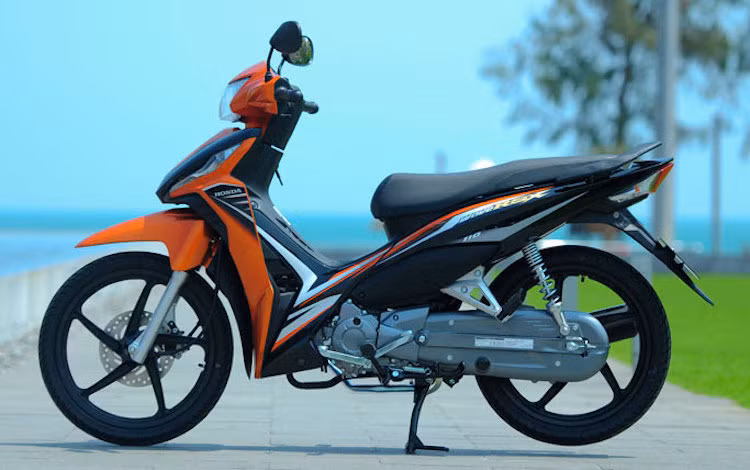 Có khá nhiều lý do để Honda Việt Nam "khai tử" Wave RSX chế cơ. Ngoài việc không đạt tiêu chuẩn khí thải Euro 3 như Future X, Wave RSX chế cơ còn bị dừng sản xuất để tối giản hóa dòng sản phẩm của Honda. Hiện nay, hãng đã có dòng Blade 110 và Wave Alpha 110 để có thể đảm nhận vị trí mà Wave RSX cũ để lại.