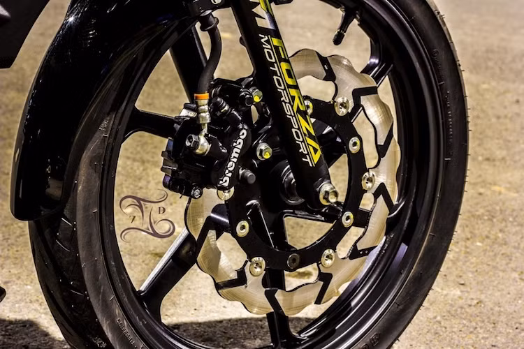 Thay vì bộ mâm nguyên bản 5 cây xương cá đặc trưng được lấy từ thế hệ trước, chủ xe đã thay mâm Honda CBR150RR đời cũ với thiết kế 6 cánh xoắn thể thao. Bên cạnh đó, hệ thống phanh trước của chiếc xe cũng đã được độ lại nhờ đĩa phanh HRC đẹp mắt.