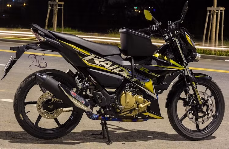 Với mức giá rẻ chỉ bằng 2/3 so với phiên bản nhập khẩu trong khi có chất lượng không khác biệt, Raider 150 Fi đã nhanh chóng được nhiều người chơi xe Việt mua về. Trong số các khách hàng mua Raider 150 Fi, nhiều người đã "dọn kiểng" nhẹ lại chiếc xe để nó trở nên độc đáo và ấn tượng hơn, tương tự như chủ nhân chiếc xe trong bài viết này.