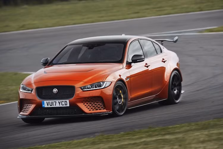 Thay vì các lựa chọn động cơ V6 hay 4 xi-lanh, XE SV Project 8 được thương hiệu Jaguar trang bị cho khối động cơ V8 5.0l siêu nạp như các dòng F-Type R, nhưng được nâng công suất lên tới 600 PS. Động cơ này nối với hộp số tự động 8 cấp Quickshift, khiến chiếc siêu sedan chỉ mất 3,4 giây để tăng tốc từ 0-100 km/h trước khi đạt tốc độ 321 km/h.