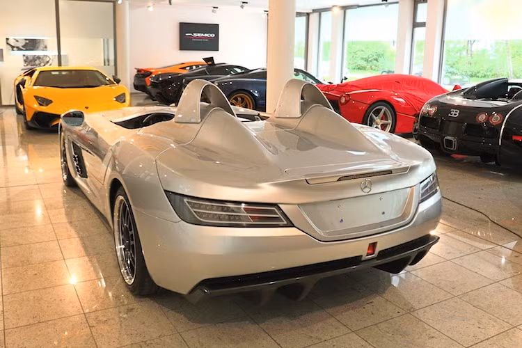 Chỉ có những người đã sở hữu một chiếc SLR trước đó mới có quyền mua phiên bản đặc biệt này. Khi còn được bán ra, giá của nó cũng không rẻ khi lên tới 1 triệu USD/chiếc. Mức giá này biến SLR Stirling Moss trở thành một trong những siêu xe Mercedes đắt nhất, bên cạnh dòng CLK GTR và chiếc AMG Project One sắp ra mắt.