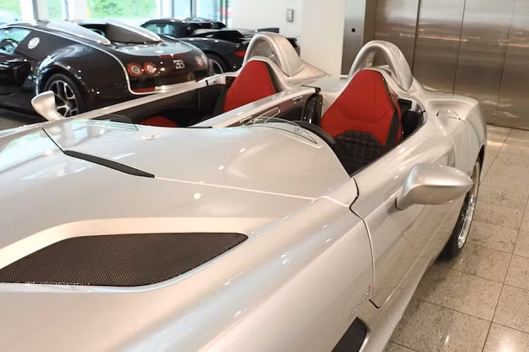 Có kiểu dáng mui trần speedster tương tự những mẫu xe đua cổ, SLR Stirling Moss không có mui và cũng không có kính chắn gió. Chính vì vậy khi điều khiển chiếc xe, người lái và hành khách ngồi trong sẽ buộc phải đội mũ bảo hiểm. Để phòng trường hợp trời mưa, hãng xe hơi Mercedes cũng tặng kèm theo xe bộ nắp che nội thất.