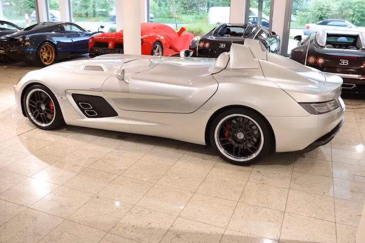 Được đặt tên theo tay đua F1 huyền thoại người Anh Stirling Moss, SLR Stirling Moss không chỉ có thân xe gần như khác biệt hoàn toàn so với những chiếc SLR bình thường, mà còn gợi nhớ về mẫu xe đua 300 SLR nổi tiếng của Mercedes trong quá khứ.