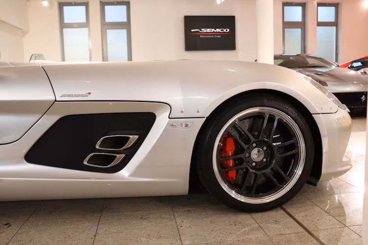 Nằm dưới nắp ca-pô của SLR Stirling Moss, Mercedes vẫn trang bị cho chiếc xe động cơ V8 siêu nạp 5.4 lít như các phiên bản SLR khác; tuy nhiên động cơ này đã được nâng công suất lên 640 mã lực. Động cơ được kết hợp với hộp số tự động 5 cấp và hệ dẫn động cầu sau. Với thân xe tối giản và không mui, phiên bản này nhẹ hơn tới 200 km/h.