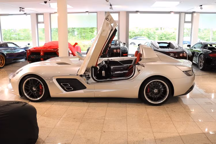 Dù là một mẫu xe mui trần tuy nhiên khác với những dòng xe không mui khác, SLR Stirling Moss thậm chí còn nhanh hơn cả phiên bản mui kín bình thường khi chiếc xe chỉ mất chưa tới 3,5 giây để tăng tốc từ 0-100 km/h và đạt tốc độ tối đa 350 km/h. Mercedes bắt đầu sản xuất SLR Stirling Moss vào tháng 6/2009 và chỉ có 75 chiếc từng được tạo ra.