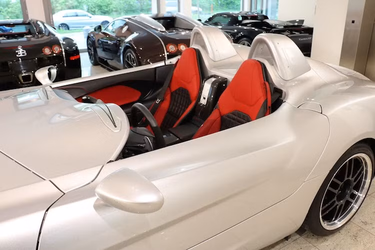 Tuy nhiên nắp che này được lắp vào sẽ đồng nghĩa với việc người ngồi trong xe sẽ buộc phải dừng lại trú mưa khi nó che kín hoàn toàn nội thất. Chưa dừng lại ở đó, nội thất 2 chỗ ngồi của chiếc xe còn được thiết kế theo kiểu xe đua với vách ngăn giữa người lái và hành khách. Mặc dù vậy, vách ngăn này cũng có thể tháo rời được.