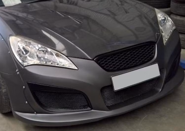 Để khiến cho chiếc Genesis Coupe của mình trở nên thể thao hơn, một người chơi xe Hà Nội đã nhờ tới xưởng QS Performance để "lột xác" chiếc xe. Đầu tiên, Cản trước "zin" của xe được thay bằng cản thể thao của Hannah Racing, với các lỗ thông gió có kích thước lớn hơn. Phía trên là nắp ca-pô bằng sợi carbon thật.