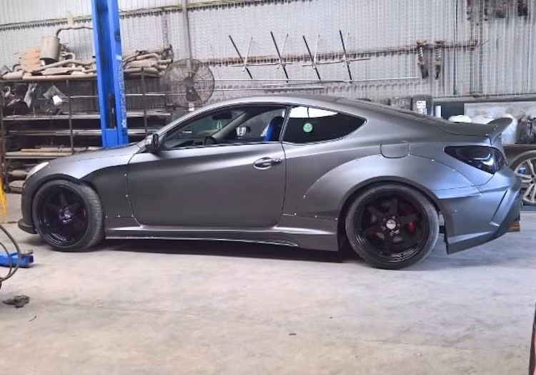 Đặc biệt, chiếc Genesis độ khủng này đã được trang bị bộ widebody theo phong cách Rocket Bunny từ hãng TRA Kyoto, Nhật. TRA Kyoto không có mẫu bodykit dành riêng cho Genesis, chính vì vậy QS Performance đã phải tự "chế" ở Việt Nam và đòi hỏi bắt buộc phải cắt dè zin của chiếc xe.