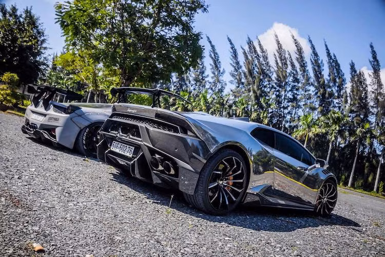 Trong đó, Lamborghini Huracan được hoàn thành trước vào khoảng đầu tháng 5. Hiện tại, số lượng siêu xe Lamborghini Huracan tại Việt Nam đã khá nhiều, tuy nhiên không có chiếc xe nào được độ "khủng" như chiếc của đại gia Sài Gòn này. Từng có màu cam vốn đã khá nổi bật, mới đây chiếc xe đã được dán đổi màu toàn bộ sang màu chrome "lung linh".