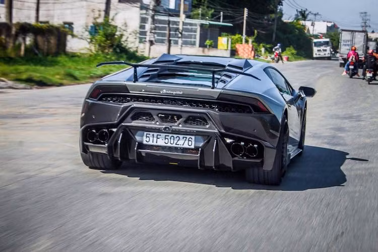 Vốn được trang bị mâm 5 cánh kép chữ Y nguyên bản, tuy nhiên mới đây chiếc Huracan đã được chủ nhân đầu tư "dàn chân" 2.0 Navaja-ECX từ hãng Forgiato. Nó còn có hệ thống xả thể thao của hãng Capristo, giúp tăng công suất lên hơn 10 mã lực/58,8 Nm. Khi được mua lại, giá siêu xe Huracan này được cho là đã lên tới 15,2 tỷ đồng. Tuy nhiên với những nâng cấp khác nhau, giá trị của nó hiện nay đã tăng lên rất nhiều.