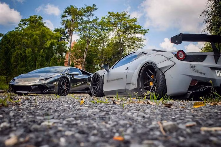 Theo đúng phong cách Liberty Walk, cả 4 vòm bánh xe của 458 Italia đã được nới rộng bằng các tấm ốp được khoan lỗ bắn đinh tán vào thân xe. Để vừa với hốc bánh lớn hơn, bộ mâm Forgiato bản lớn với thiết kế 5 cánh kép đã được chủ xe lựa chọn. Với hệ thống treo khí điều chỉnh độ cao Airrex, gầm xe có thể được hạ sát đất.