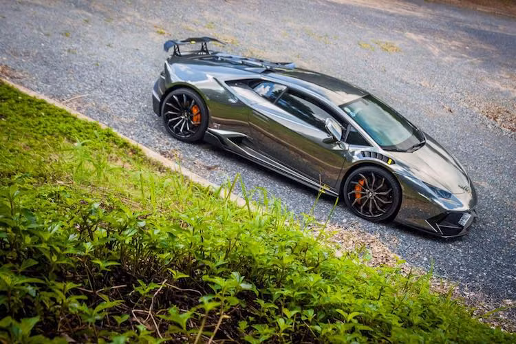 Phần cản sau cũng đã được Vorsteiner thay mới, bổ sung bộ cánh khuếch tán dưới gầm và thêm khe tản nhiệt ở phía trên. Với cánh đuôi bằng sợi carbon, chiếc xe đã có ngoại hình gần giống như xe đua và thể thao không thua gì phiên bản hiệu năng cao Huracan Performante mới được Lamborghini ra mắt cách đây ít lâu.