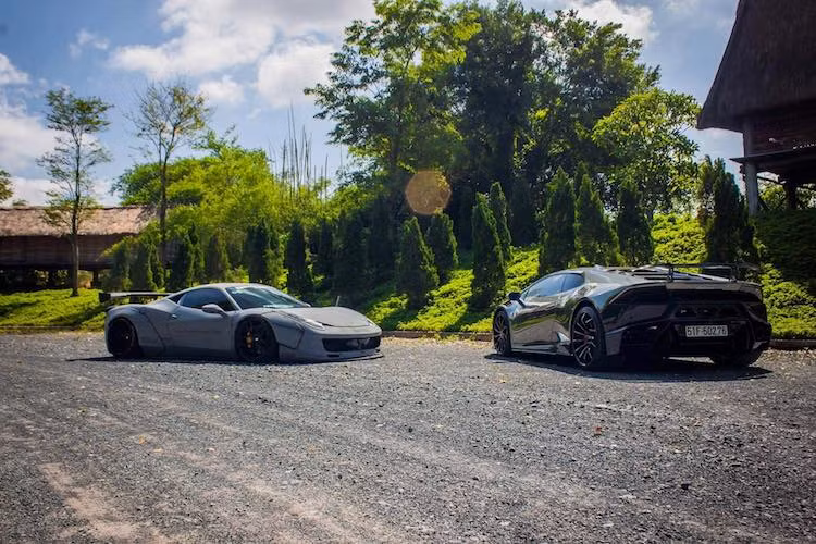 2 chiếc siêu xe chục tỷ Ferrari 458 Italia độ Liberty Walk và Lamborghini Huracan độ Vorsteiner đã có dịp hội tụ và phô diễn vẻ đẹp của mình tại một địa điểm gần Sài Gòn. Theo dân chơi xe đánh giá, hiện tại 2 chiếc xe này là những siêu xe độ bài bản và "khủng" nhất tại Việt Nam.
