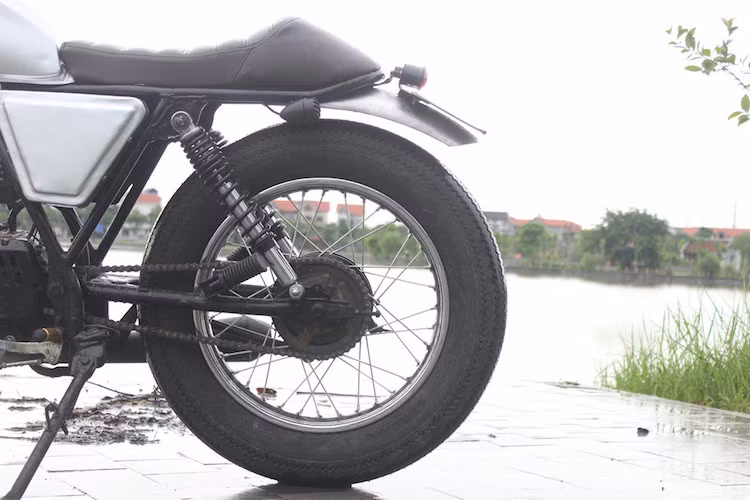 Bánh xe trước, sau đều dùng vành nan hoa kích thước 17 inch, phong cách cổ điển.