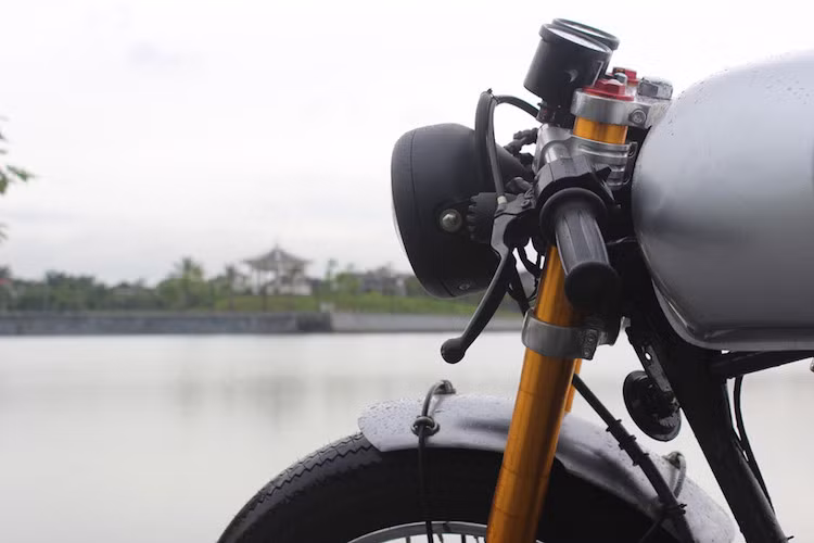 Phuộc hành trình ngược (Upside down) nổi bật ở phần trước xe.