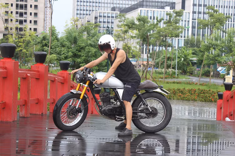 Bình xăng gò theo dáng dấp bình xăng của dòng xe Triumph và được sơn màu bạc để hợp hơn với yên xe màu nâu đậm.