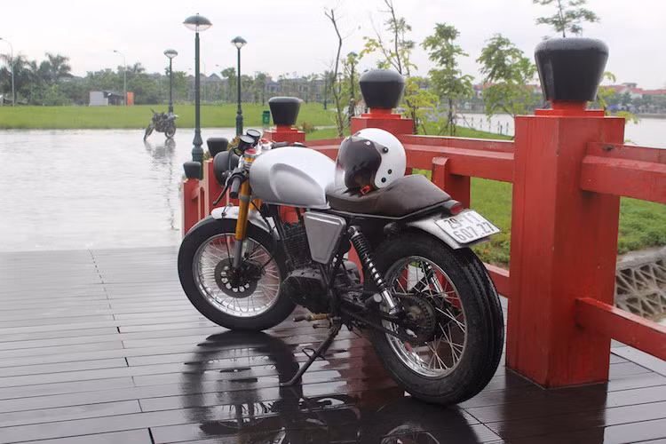 Xe được độ lại theo phong cách cafe racer với yên xe chỉ dành cho một người ngồi.